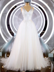 A-Line/Princess V-neck Court Train Tulle Wedding Dresses with Appliques Lace