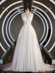 A-Line/Princess V-neck Court Train Tulle Wedding Dresses with Appliques Lace