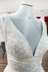 Elegant Long Princess V-neck Tulle Backless Wedding Dress with Lace